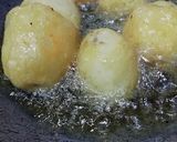 A picture of step 3 of Kashmiri Dum Aloo.