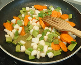 Foto del paso 3 de la receta: Lentejas rojas con calamares y verduras