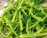 Hình bước làm 1 của món Rau muống trộn (gỏi rau muống)