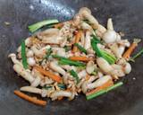 รูปขั้นตอนการทำที่ 4 ของ เห็ดชิเมจิผัดไข่