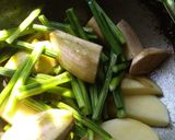 সজনে ডাঁটা দিয়ে কাতলা মাছের ঝোল(sajne danta diye macher jhol recipe in Bengali) রেসিপি ধাপ - 2 ছবি