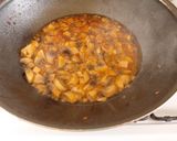 Gombás csirkemáj nokedlivel recept fázis 2 fotója