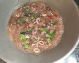 Foto langkah ke 4 dari resep Tumis Cumi Brokoli Lada Hitam.