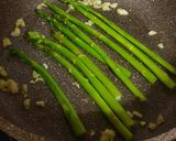 Foto langkah ke 3 dari resep Pan Seared Asparagus.