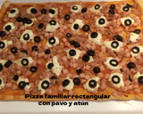 Foto del paso 12 de la receta: Pizza familiar rectangular con pavo y atún