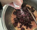 Foto del paso 2 de la receta: Budín de hojas de betarraga con tallarines rojos