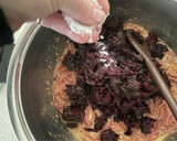 Foto del paso 2 de la receta: Budín de hojas de betarraga con tallarines rojos