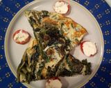 Foto del passaggio 11 della ricetta Frittata di borragine e giri con decorazioni pomodorini e Philad
