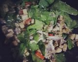 Foto langkah ke 5 dari resep Oseng Ikan Asin Asam Belimbing Wuluh.