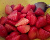 รูปขั้นตอนการทำที่ 1 ของ ยำสตรอเบอร์รี่ 🍓 ง่ายๆ (เท่าที่มี) - พริกป่นจากพิซซ่า