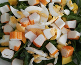 Foto del paso 4 de la receta: Ensalada de rúcula, mango y surimi