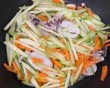 Hình bước làm 4 của món Mực xào su hào carrot
