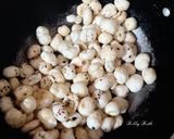 A picture of step 2 of Makhana kheer.