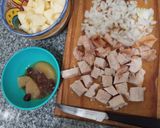 Foto del paso 1 de la receta: Picada de pollo, manzana, cebolla y pickles de manzana con pasas