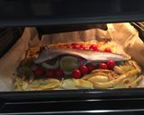 Foto del paso 2 de la receta Lubina al horno con tomates cherry, patatas y cebolla