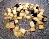 Foto del passaggio 2 della ricetta Pasta al pesce spada e melanzane