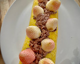 Foto del paso 5 de la receta: Brazo gitano de fresones blancos y rojos con nata y trufa