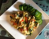 A picture of step 3 of Scrambled eggs, parsley and tomatoes.