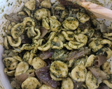 Foto del paso 5 de la receta: Orecchiette con chalotas, tomate, calabacín y pesto de albahaca