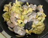 Foto langkah ke 3 dari resep Udang Telur Asam Manis.