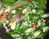Foto langkah ke 2 dari resep Oseng cumi asin Cabai ijo.