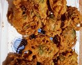 A picture of step 4 of Crispy Spinach pakora.