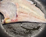 Foto del paso 3 de la receta: Lomos de rodaballo a la plancha con alcachofas al godello y arroz con semillas