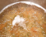 Foto del paso 2 de la receta: Espirales en salsa de guisantes y zanahorias con salchichas