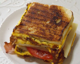 Foto del paso 3 de la receta: Sándwich triple calentito con tortilla de cebollinos