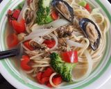 Hình bước làm 4 của món Spaghetti Vẹm xanh nấu với vang trắng và rau củ