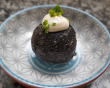 Foto del paso 9 de la receta: Buñuelos de bacalao con tinta de calamar