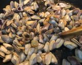 Foto del paso 2 de la receta: Coquinas con ajo
