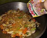 Foto langkah ke 4 dari resep Mie Goreng Istimewa.