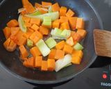 Foto del paso 2 de la receta: Tortilla de calabaza y puerro