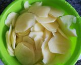 Foto del paso 1 de la receta Tortilla de patata, cebolla, puerro y jamón