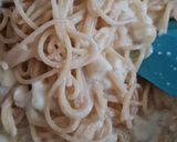Foto del paso 2 de la receta: Pasta con crema de leche 🍝 Fideos secos a la crema con mozzarella, ajo y perejil🍝