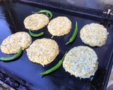 Une image de l'étape 7 de Galettes de courgettes bicolores au parmesan,ail et épices.