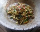 Foto langkah ke 5 dari resep Tumis kikil sapi praktis.