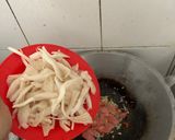 Foto langkah ke 5 dari resep Tumis Jamur Sosis Saus Tiram Masakan Ala Anak Kos.
