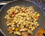 Foto del paso 6 de la receta: Pollo con garbanzos al curry