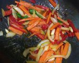 Foto del paso 2 de la receta: Opción vegana: mix de verduras y frutas al wok!