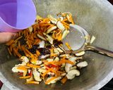 Foto langkah ke 4 dari resep Tumis Tofu Jamur Shitake.