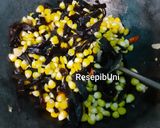 Foto langkah ke 4 dari resep Tumis jamur kuping dan jagung.