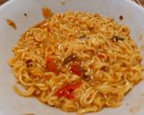 Foto langkah ke 3 dari resep Pizza Telur Mie Pedas (sambal ulek sisa).