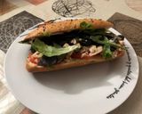 Foto del paso 3 de la receta: Bocadillo de atún con brotes de lechuga variada, tomate, olivas negras y mahonesa