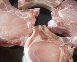 Foto del paso 1 de la receta: Costeleta de cerdo en salsa con maíz cremoso