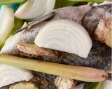 Foto langkah ke 3 dari resep Steam Fish 🐟/ Ikan Kukus.