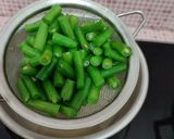 Foto langkah ke 2 dari resep Tumis Buncis Ayam Pedas.