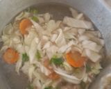 Foto langkah ke 2 dari resep Ayam goreng lengkuas dan sop ayam.