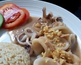 รูปขั้นตอนการทำที่ 3 ของ Stir Fried Garlic🧄and Pepper Squid🦑 with Fresh Milk🥛